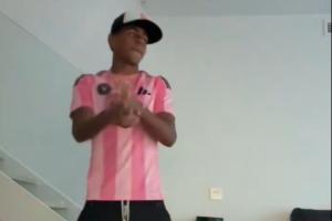 致敬？亚马尔社媒晒视频跳尬舞，身穿梅西的迈阿密国际球衣