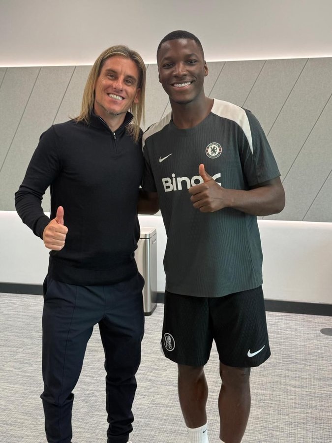 开云体育官网-厄瓜多尔主帅贝卡切斯现场观看切尔西比赛，与凯塞多合影